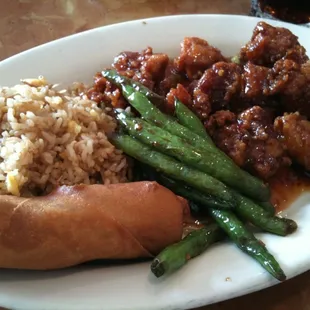 General Tso&apos;s chicken lunch special