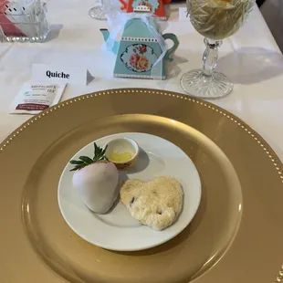 Scone, lemon curd &amp; white chocolate strawberry