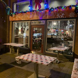 HORRIFIC SERVICE!!! Don't waste your time...the decor isn't all that great anyway!!!!