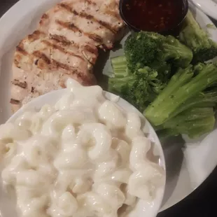 Grilled Chicken Mac and cheese and soggy broccoli
