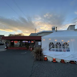 the outside of the restaurant