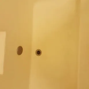 No tub stopper, guess that means no tub