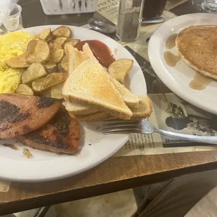 a plate of breakfast food