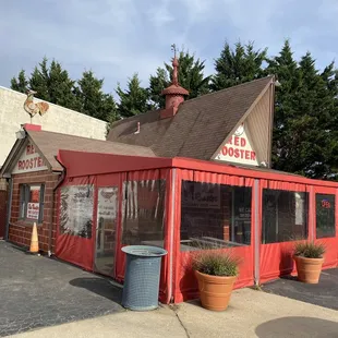 the outside of the restaurant