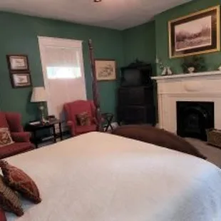 Hunt Room
The first floor Hunt room is complemented with a king bed, decorative fireplace, and private bath.