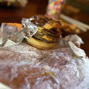 Triple Taverne Cheeseburger