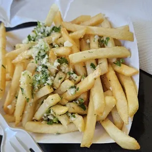 Crisp garlic fries