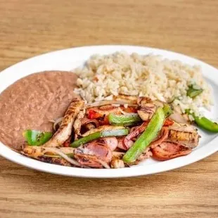 POLLO A LA PARILLA
Grill Chicken Breast , sausage, grill onions and peppers
Served with a side of rice, refried beans and tortillas