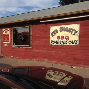 Classic roadside rib shack look on the outside and inside. Rib and 2 meat combo great value &amp; taste