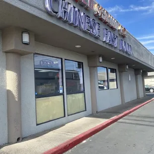 The outside venue of red shrimp just behind 7-Eleven on flamingo