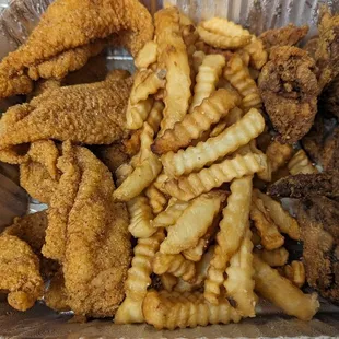 food, chicken wings and fried chicken