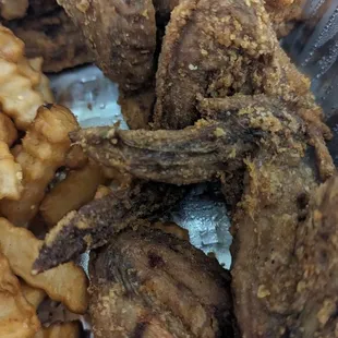 food, fried chicken wings, poultry, bbq wings, chicken wings, fried chicken, bbq chicken, chicken wings and fried chicken, chicken