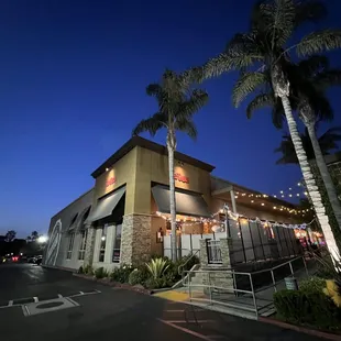 the outside of a restaurant at night