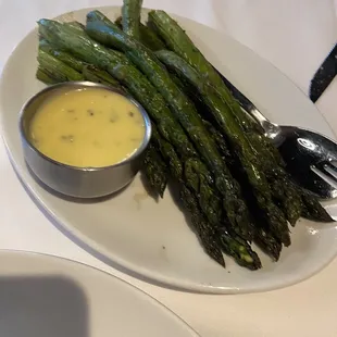 Asparagus with bernaise sauce