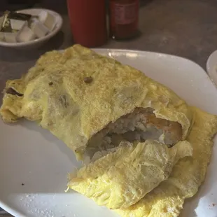 Farmer&apos;s omelette filled with hashbrowns