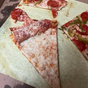 No sauce on the pizza.Absolute trash.