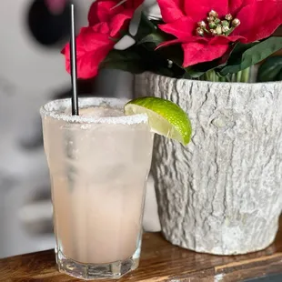a margarita with a lime slice