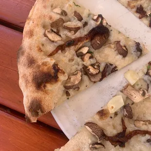 Funghi pizza with vegan cheese