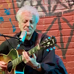 Doug MacLeod slidin&apos; away.