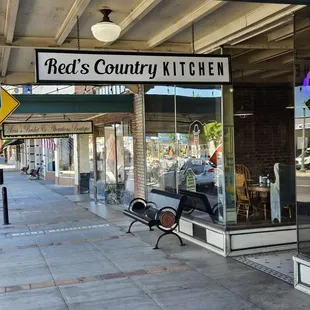 The exterior, right on Lincoln Blvd.  Parking isn't bad, just watch out for the logging trucks barreling through when parking