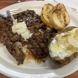 T bone. Baked potato. Garlic toast.
