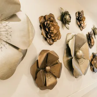 The great wall of flowers hallway for cute selfies