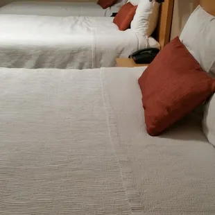 Family room 1 twin and 2 double beds. Nice linens.