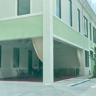 Outdoor seating/lania.