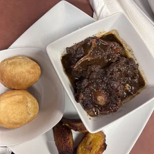 Oxtail with bread and fried plantains.