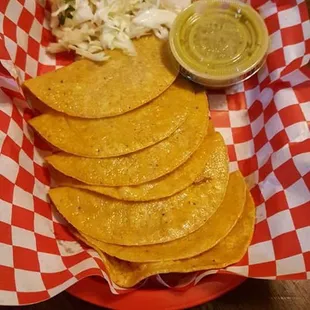 Tacos a vapor con verdura y salsa