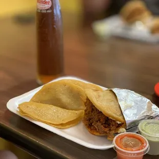 Gordita de Chicharron prensado, (4) tacos al vapor de papa con rajas y crema.