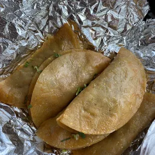 Tacos al vapor made of desebrada.