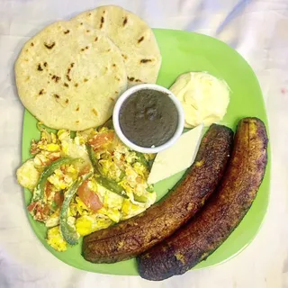 Platano Frito con Huevos Ruvueltos