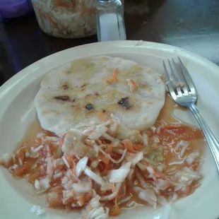 Las pupusas  deliciosas, la atención  buena,  pero el vocabulario  que usan las meseras fatal... desde la cocina  todo se escucha .