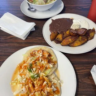 Sopa de res, plátanos fritos, pupusas