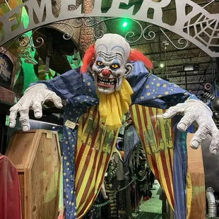 Entrance with animatronic 15 ft clown greeting you!