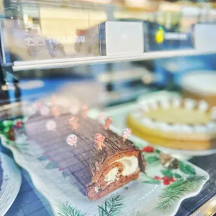 Cute Xmas log cake :) | www.moniquedao.com