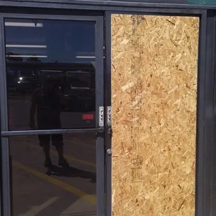 Commercial glass and board-up services