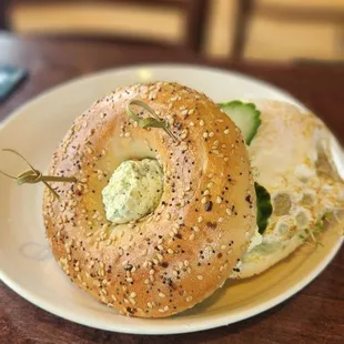 Garlic veggie bagel