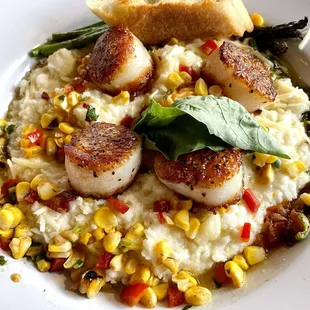 Wanchese Jumbo Scallops (GF) - pan seared, over Garner&apos;s heirloom grits with a corn and bacon succotash