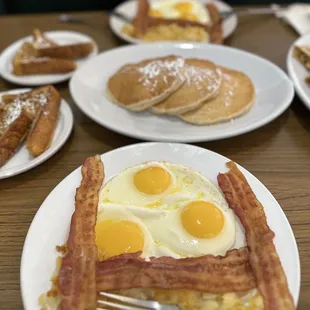 Best combos! E eggs and bacon!