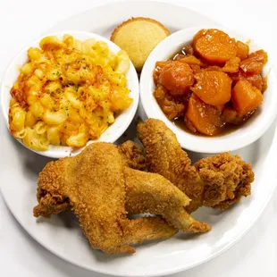 a plate of fried chicken, macaroni and cheese and carrots