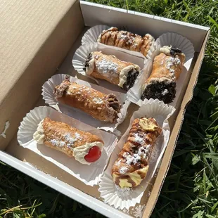 Traditional, Chocolate Reeses Cups, Chocolate Chips, Strawberries, Banana Cream Pie and Oreo Cannolis, yummy