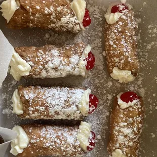 6 traditional cannolis