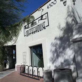 ramen and noodles, outside