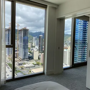 King bed Looking at the city view room 2913