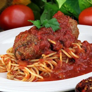 a plate of spaghetti and meatballs