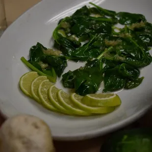 spinach and lime slices