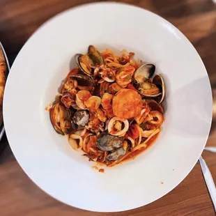 Linguine alla pescatore / $23