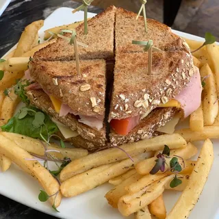 Club Sandwich w/fries